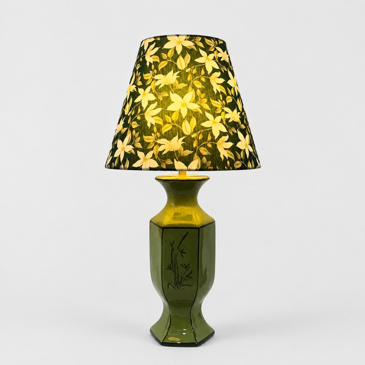 Vintage groene keramische tafellamp met botanische lampenkap